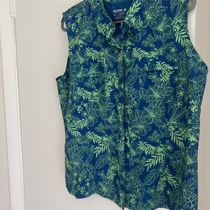 Reel Legends sleeveless top, button down collar and dual chest pockets,UPF 50